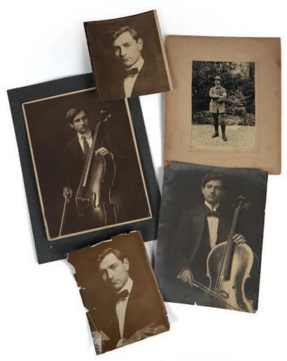 LE JEUNE HOMME. Six photos dont deux avec...