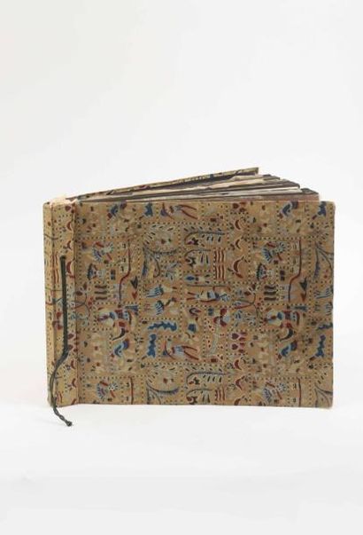 [VOYAGES]. Album avec couverture en tissu...