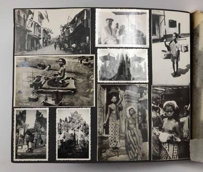 [VOYAGES]. Album avec couverture en tissu...