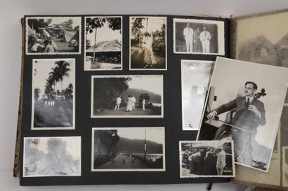[VOYAGES]. Album avec couverture en tissu...