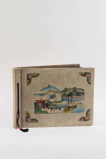 [VOYAGES]. Album avec couverture en toile...