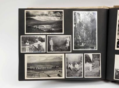 [VOYAGES]. Album avec couverture en toile...