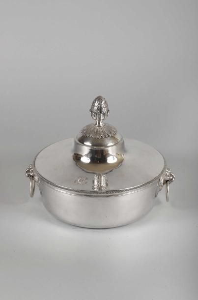 Légumier circulaire en argent ciselé.
Paris...