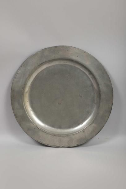 D. 45,7 cm.
Présentoire circulaire en forme...