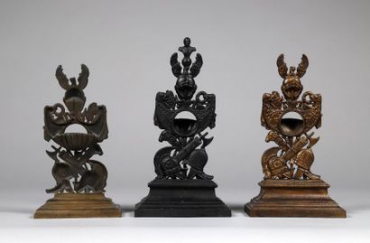 H.33 cm - H. 30 cm - H. 27,5 cm. Suite de...
