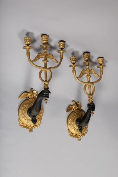 H. 31 cm - D. 13,5 cm. Paire de flambeaux...