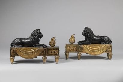 H.33 x 44 x 12 cm. Paire de chenets en bronze...
