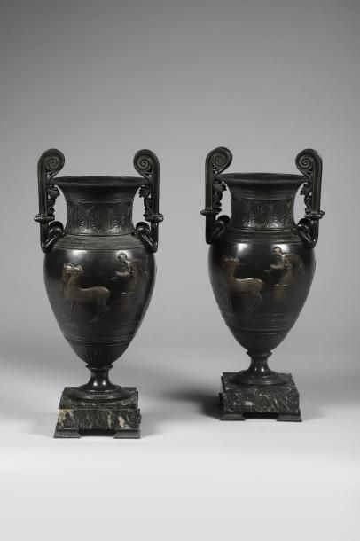 H.46 cm - Base 14 x 14 cm. Paire de vases...
