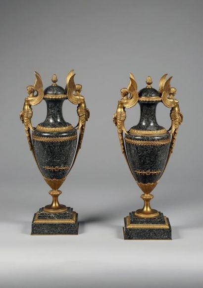 H.47 cm - Base 13,5 x 13,5 cm. Paire de vases...