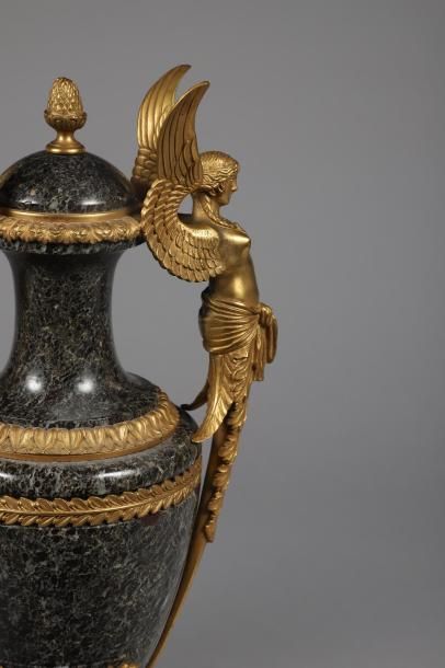 H.47 cm - Base 13,5 x 13,5 cm. Paire de vases...
