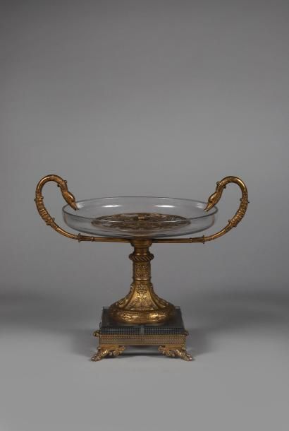 H.32 - l. 39 - Base 18 x 18 cm. Coupe de...