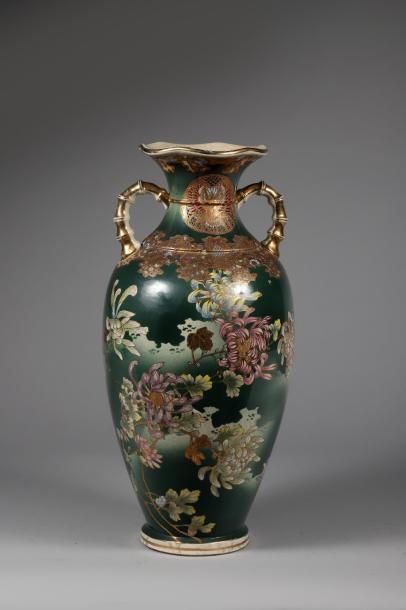 H.65 cm. Deux vases dans le genre de SATSUMA:...