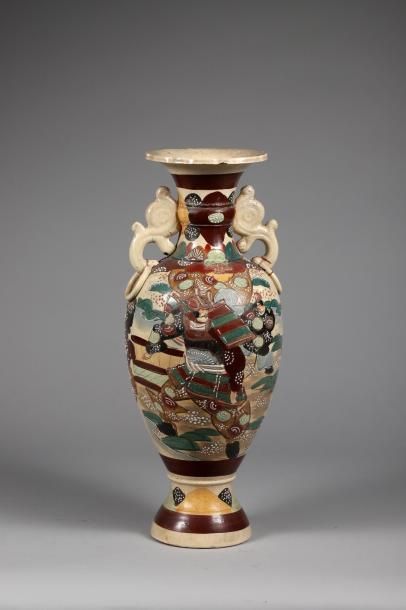 H.65 cm. Deux vases dans le genre de SATSUMA:...