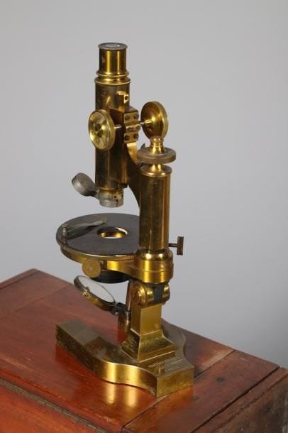 Microscope en laiton exécuté par NACHET et...