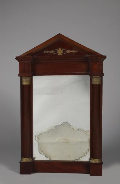 H.72 - L. 46 cm. Petit miroir mural en acajou...