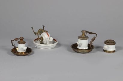 Quatre encriers de bureau en porcelaine et...