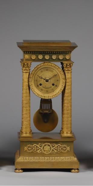 H.48,5 x 24 x 15 cm. Petite pendule en portique...
