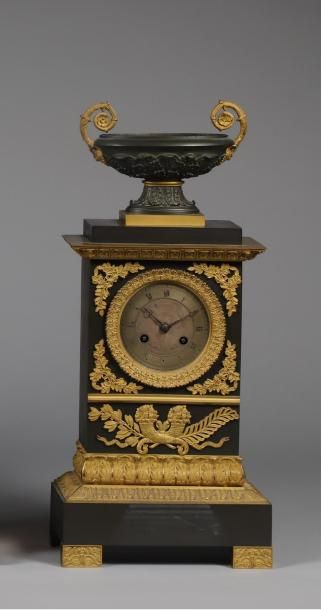H.52 x 23,5 x 11,5 cm. Petite pendule borne...