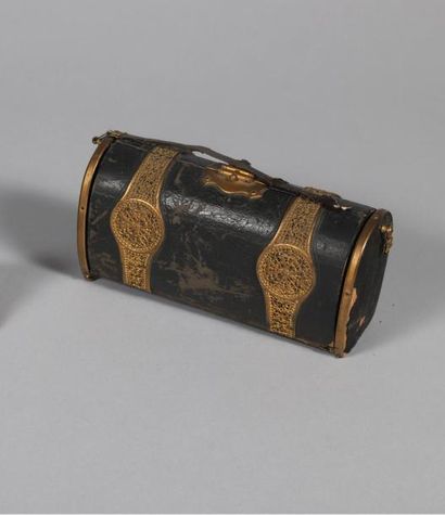 LOT: L. 16,5 cm. Petit coffret porte-nécessaire...