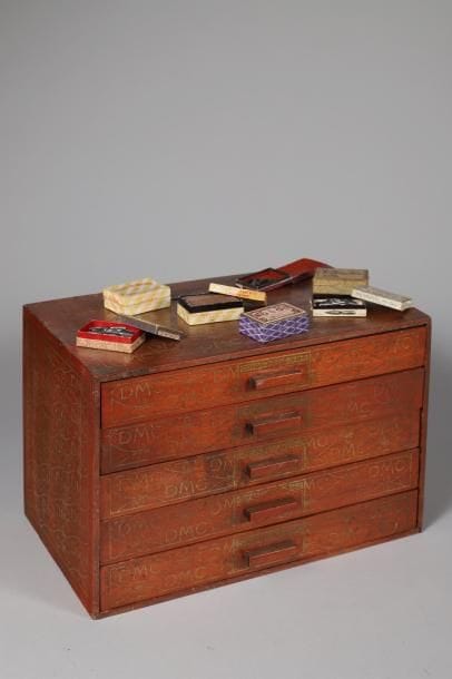 Coffret à 5 tiroirs en bois contenant une...