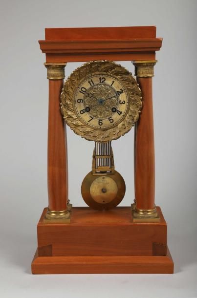 Pendule portique en acajou clair avec monture...