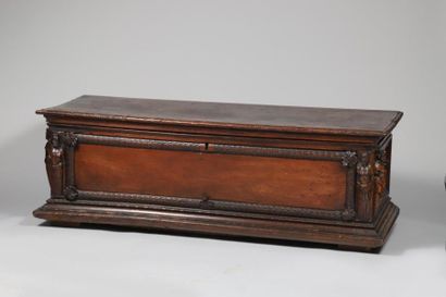 58,5 x 169 x 61 cm. Coffre cassone en noyer...