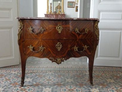 Elégante commode à deux tiroirs sans traverse...