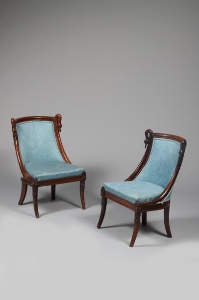 H.66 x 45 x 35 cm. Paire de petites chaises...