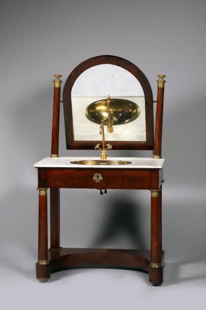 H.137 x 77 x 45 cm. Table de toilette avec...