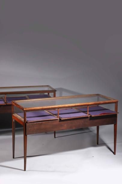 H.Paire de tables faisant vitrine plate en...