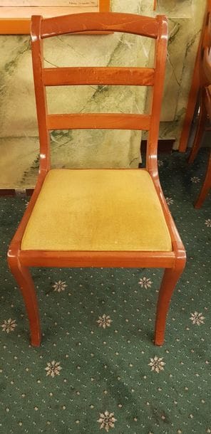 PIECE PETIT DEJEUNER Chaises dossier barette.
Total...