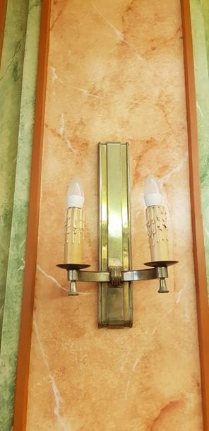4 appliques en laiton à 2 lumières.