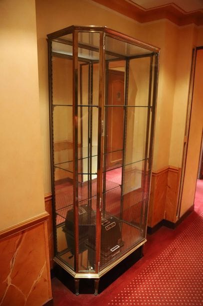 1 vitrine à pans coupés style Louis XVI en...