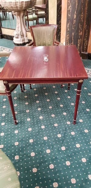 Tables carrés bois de plaquage.
H: 75 cm...