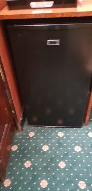 DANS LE BAR Un petit réfrégérateur de marque...
