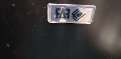 DANS LE BAR Un petit réfrégérateur de marque...
