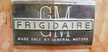 DANS LE BAR Un petit réfrégérateur de marque...