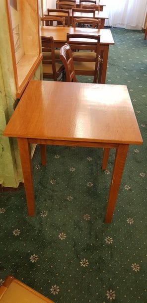 Tables carrées 70 cm x 70 cm.
Total environ:...