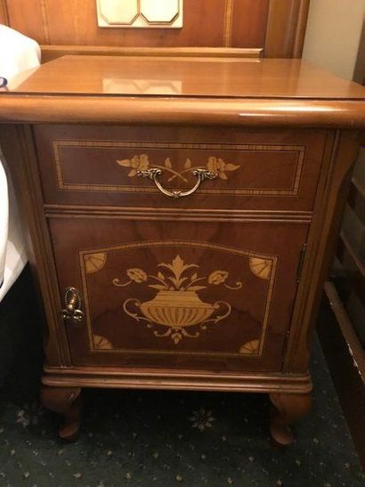 Table de chevet.
30 cm x 30 cm [Total environ:...