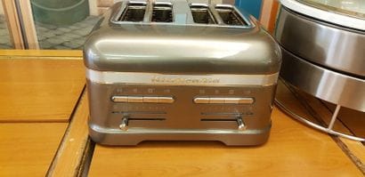 Grille-pain Kitchen Aid.
Total environ: ...