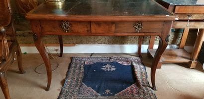 Table bureau en noyer mouluré ouvrant par...