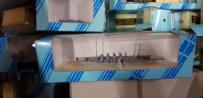Ensemble de 61 jouets miniatures de bateaux...