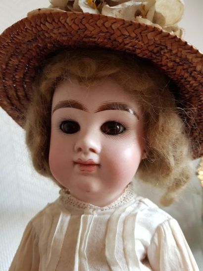 Petite poupée en biscuit, marquée EGD

H....