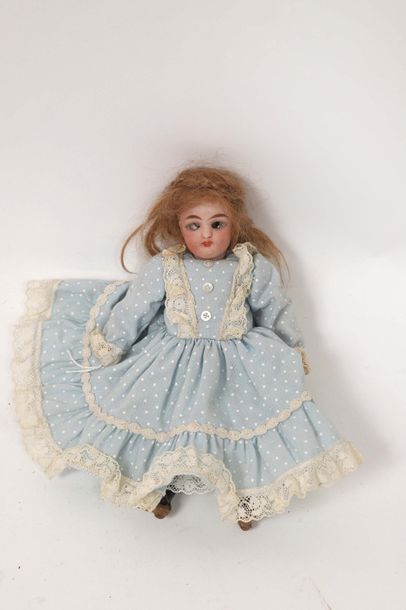 Un mignonnette, tête en porcelaine, yeux...