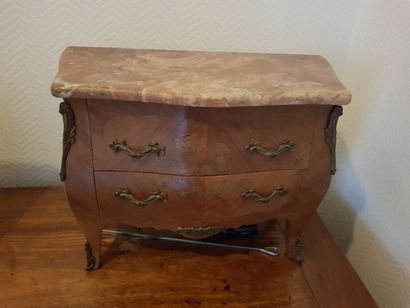 Commode miniature (probable travail de maîtrise?)...