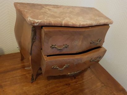 Commode miniature (probable travail de maîtrise?)...