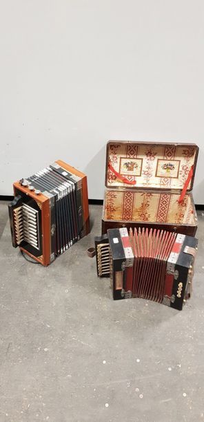 Deux accordeons.