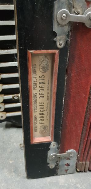 Deux accordeons.