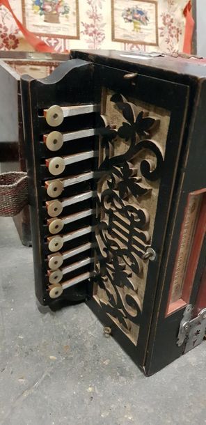 Deux accordeons.