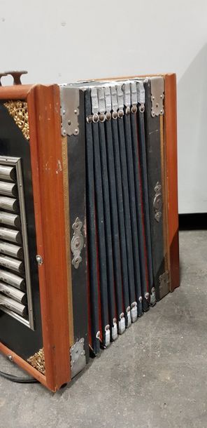 Deux accordeons.